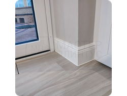 Плинтус ХДФ Dollken Cubu Hamburg Style 100мм Х 2,5 м 5012 Белый в интерьере 9