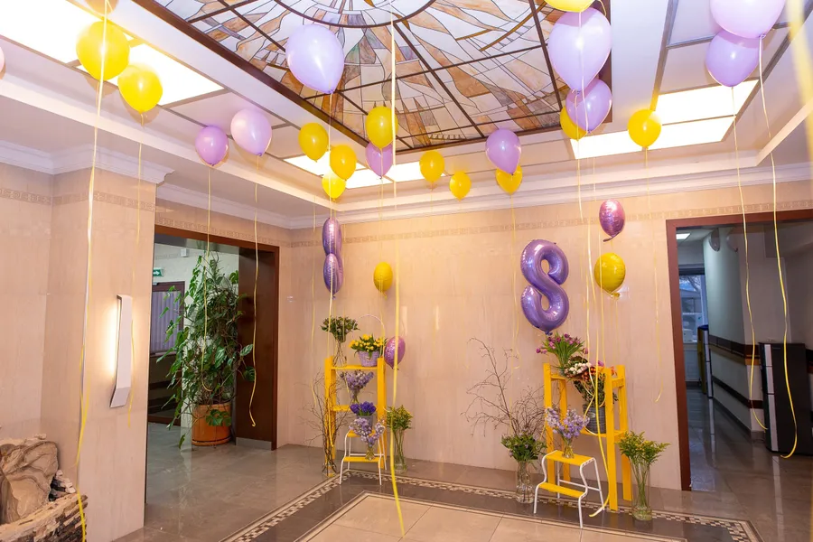 Оформление коридоров к 8 марта в бизнес центрах