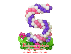 Большая цифра 5 в бело-розово-сиреневом цвете на цветочной полянке