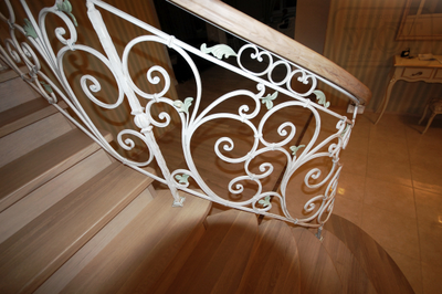 л-24. ограждение - художественная ковка. ступени, поручень - массив дуба