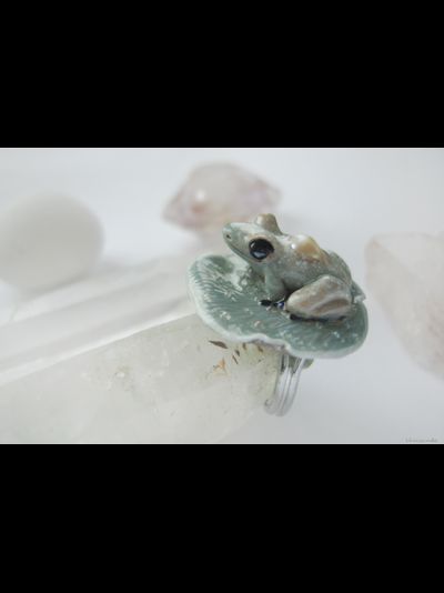 Коллекционное кольцо с лягушкой и жемчужиной "Капель в туманном саду"
