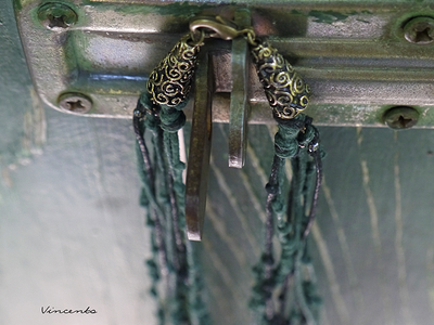 Сказки братьев Гримм. Комплект украшений в стиле фэнтези (серьги и кулон-колье с каплями)