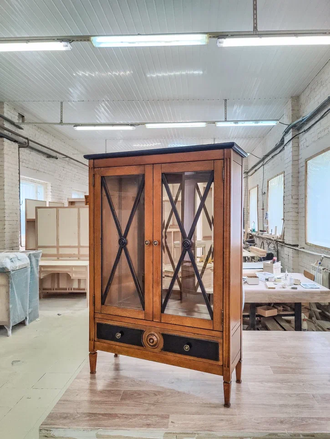 Витрина-бар с подсветкой.