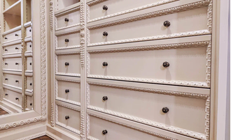 Встроенная резная гардеробная комната белая.