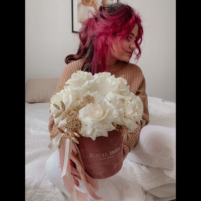 Кружевные розы в коробке с золотом