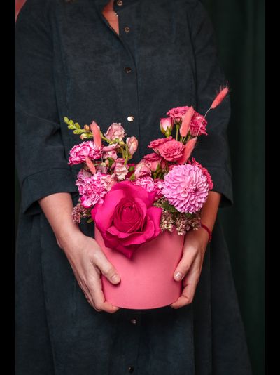 Розовая коробка с цветами