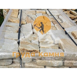 Брусчатка из камня рубленная бело-желтая галтованная