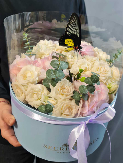 Букет из роз и гортензии №121 с бабочкой
