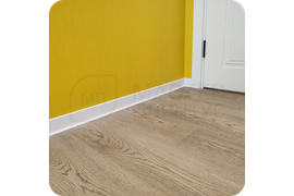 Классический шик: монтаж белоснежного плинтуса Dollken S60 в цвете RAL 9003 - элегантное решение для создания классического интерьера с современными нотками.