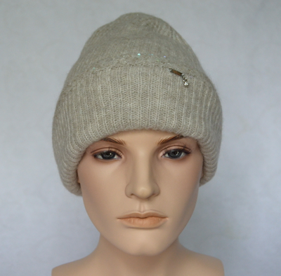 Итальянская вязаная шапка с мелкими пайетками зима 2021 - 2022 фото