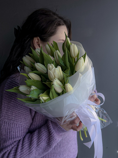 «Minimalism» из молочно-белых тюльпанов 19 шт