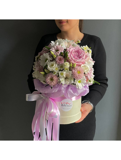 НЕЖНАЯ КОМПОЗИЦИЯ В ШЛЯПНОЙ КОРОБКЕ ИЗ РОЗ, БЕЛОЙ ЭУСТОМЫ, РАЗНЫХ СОРТОВ КУСТОВОЙ ХРИЗАНТЕМЫ И АЛЬСТРОМЕРИИ - (АРТ. К49)