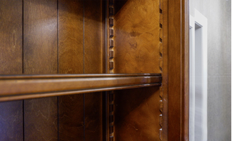 Витрина с четырьмя стеклянными дверьми и двумя ящиками.