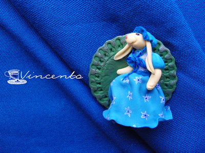 Объёмная брошь в стиле Алисы в Страны Чудес "Кроля в голубом"