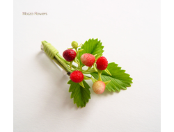 Брошь "С земляникой" .