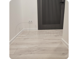 Плинтус ХДФ Dollken Cubu Flex Life XL 80мм Х 2,5 м 1013/5012 Белый в интерьере 1