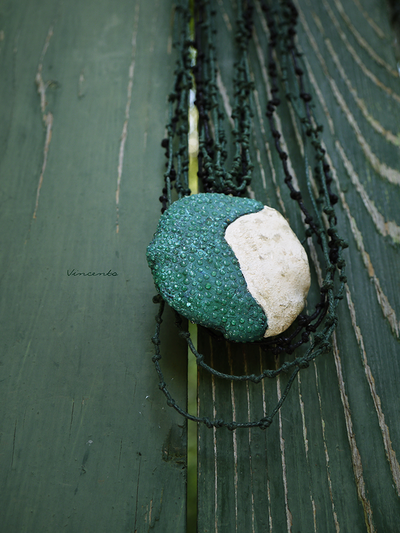 Сказки братьев Гримм. Кулон (колье) из полимерной глины с каплями "росы" - украшение в стиле фэнтези