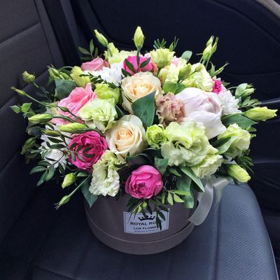 Пионы, Розы, эустомы в большой Коробке