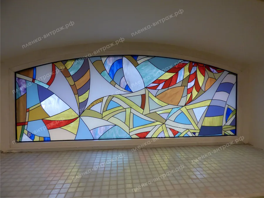 Фотография окна с витражной пленкой