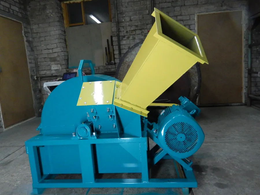 Стандартная комплектация дробилки РДМ-600 с удлинителем горловины, который служит для безопасности работы.