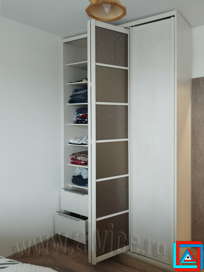 Шкаф встроенный со складными дверями и распашной створкой