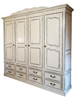 Шкаф для одежды четырехдверный с нижними ящиками в два ряда.