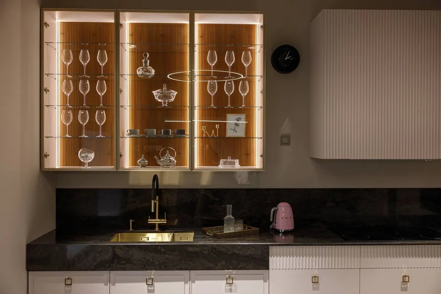 Алюминиевый профиль с интегрированным акцентным светом.