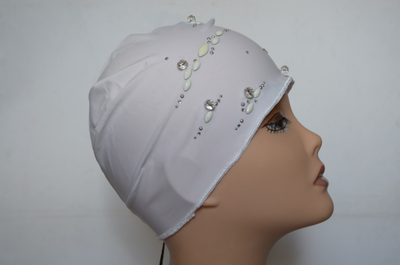 belaya-shapka-iz-laykry-zhenskaya-s-ukrasheniyami