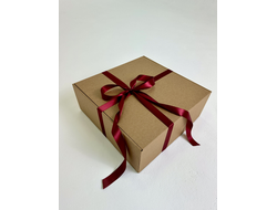 Большая подарочная коробка GILEV 37x37x14 см с бордовой лентой и наполнителем крафт