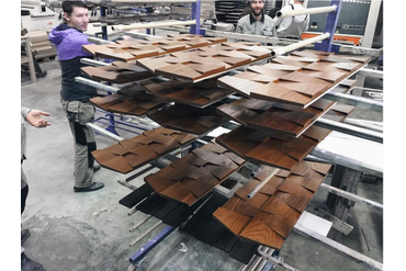 Изготовленные и покрытые лаком стеновые панели из термоясеня "Термоясень бабочка".