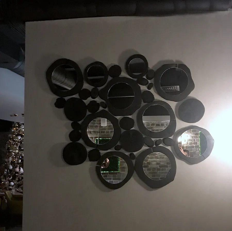 Декор стен в ресторане спилами необычной формы и зеркалами. Ресторан "Розмарин", г.Курган. Работа spilcenter.com