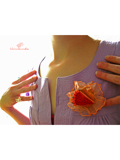 Ягодный тортик. Брошь в виде шоколадного тортика с ягодной начинкой из полимерной глины