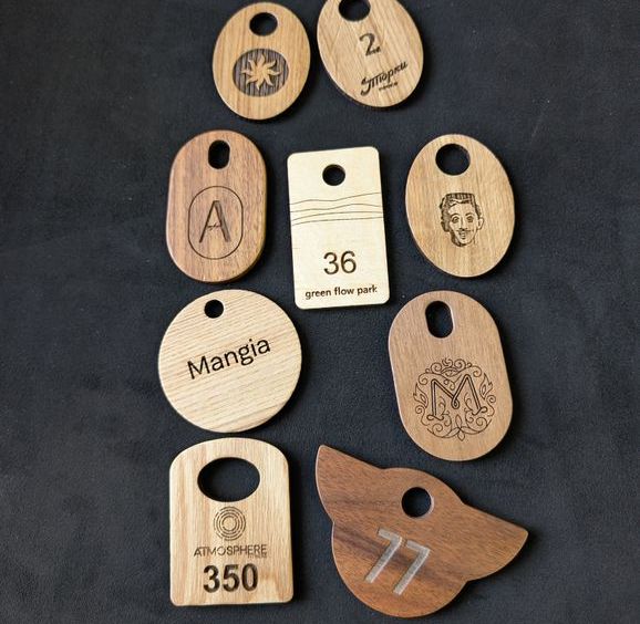 Деревянные гардеробные номерки из массива на заказ