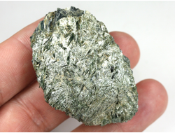 Актинолит в белом тальке, необработанный, дикий образец, Россия, Северный Кавказ, КЧР (51*33*22 мм, 41 г) №37767