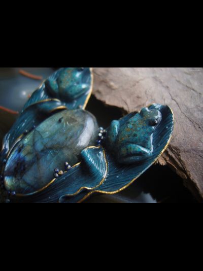 "Хранители озера Сбывающихся Грёз", коллекционная брошь с лабрадоритом и лягушками