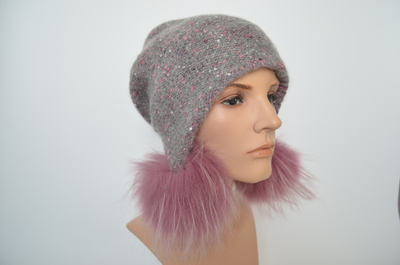 Шапка женская с меховыми помпонами