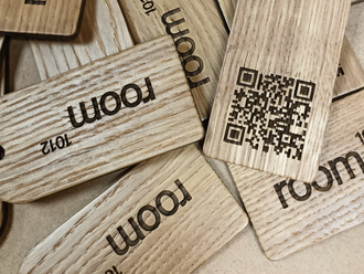 деревянные номерки с нанесением куар кода, лазерная гравировка.