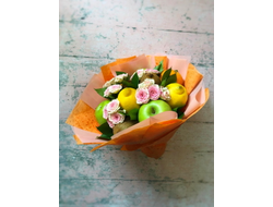 Детский букет из фруктов с цветами