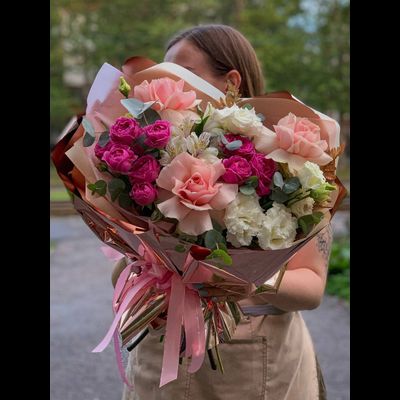 Букет с розами "Пионовидный"