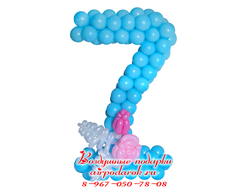 Голубая цифра 7 с нежным букетом из шаров