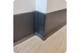 Роскошный акцент в дизайне: установка черного алюминиевого плинтуса ПЛ 100 с изысканным муаровым покрытием.