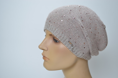 Шапка пыльная роза с пайетками