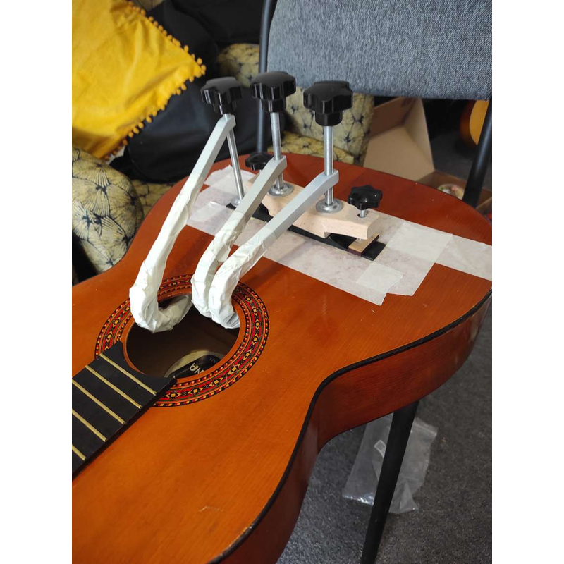 ремонт акустической гитары приклеить подструнник