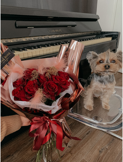 Красные премиум розы с украшениями