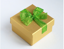 Футляр картонный с лентой на крышке (золотой+зеленый) 60*60*35 мм №12896