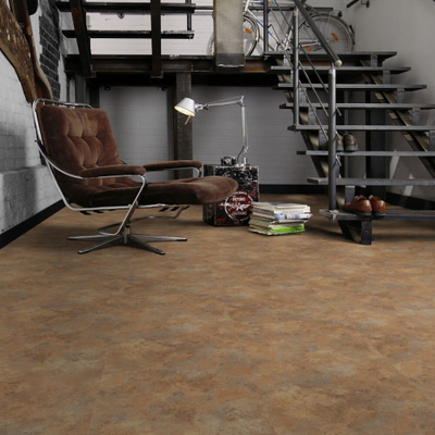 Виниловый пол Wineo 800 Stone Copper Slate DLC00091 в интерьере гостиной