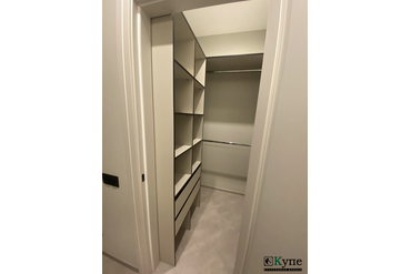 Гардеробная.
 ЛДСП Egger U750 ST9 Ярко-серый с черной кромкой
