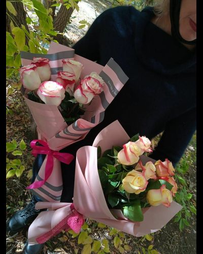 7РОЗ 40см , УКРАШЕННЫЕ ЗЕЛЕНЬЮ