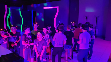 Игра в лазертаг подходит детям с 6 лет. Дети этого возраста уже вполне могут понять суть сценария игры и неплохо попадать в сенсоры.