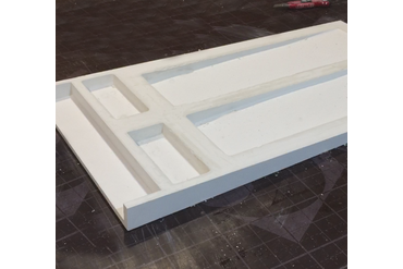 Если мы понимаем, что конечные изделия, ввиду немалой толщины, будут весить больше нормы, делаем сзади панелей технологические выемки для облегчения, ну и для того, чтобы можно было спрятать скрутки электрики. На фото обратная сторона панели.